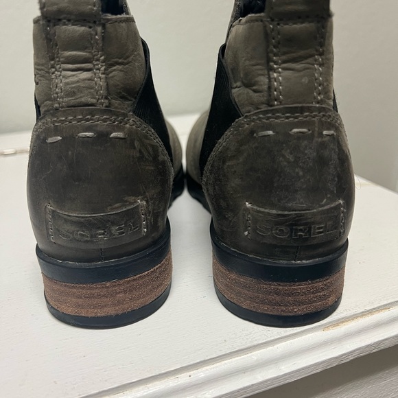 Sorel Emelie Chelsea boot- women’s size 7. Worn once- excellent condition. - Picture 3 of 8
